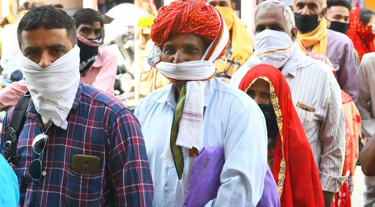 Vecinii au mers cu trupul neînsuflețit al unui indian la bancă, pentru a obține bani pentru incinerare