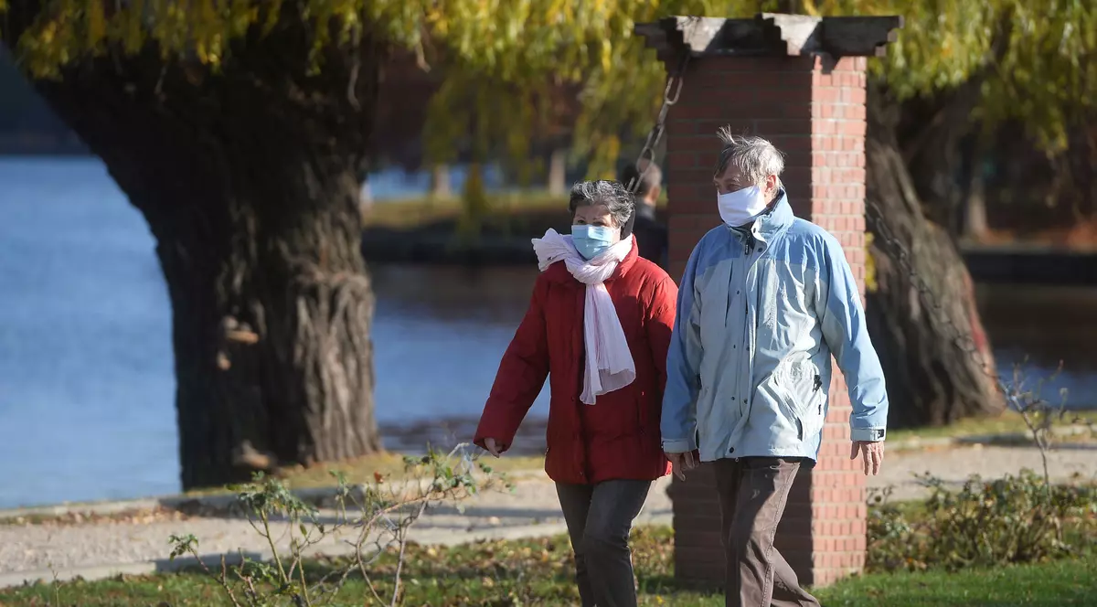 Masca, necesară și după vaccinarea împotriva COVID-19. Explicațiile medicului Beatrice Mahler