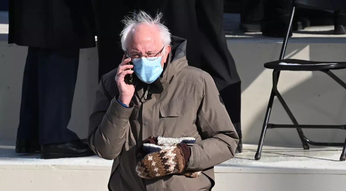 Mănușile purtate de senatorul Bernie Sanders la învestirea lui Biden, la mare căutare în SUA. Profesoara care le-a confecționat, asaltată de oferte