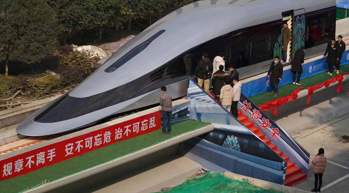 China a prezentat un prototip de tren care poate atinge viteza de 620 de kilometri pe oră