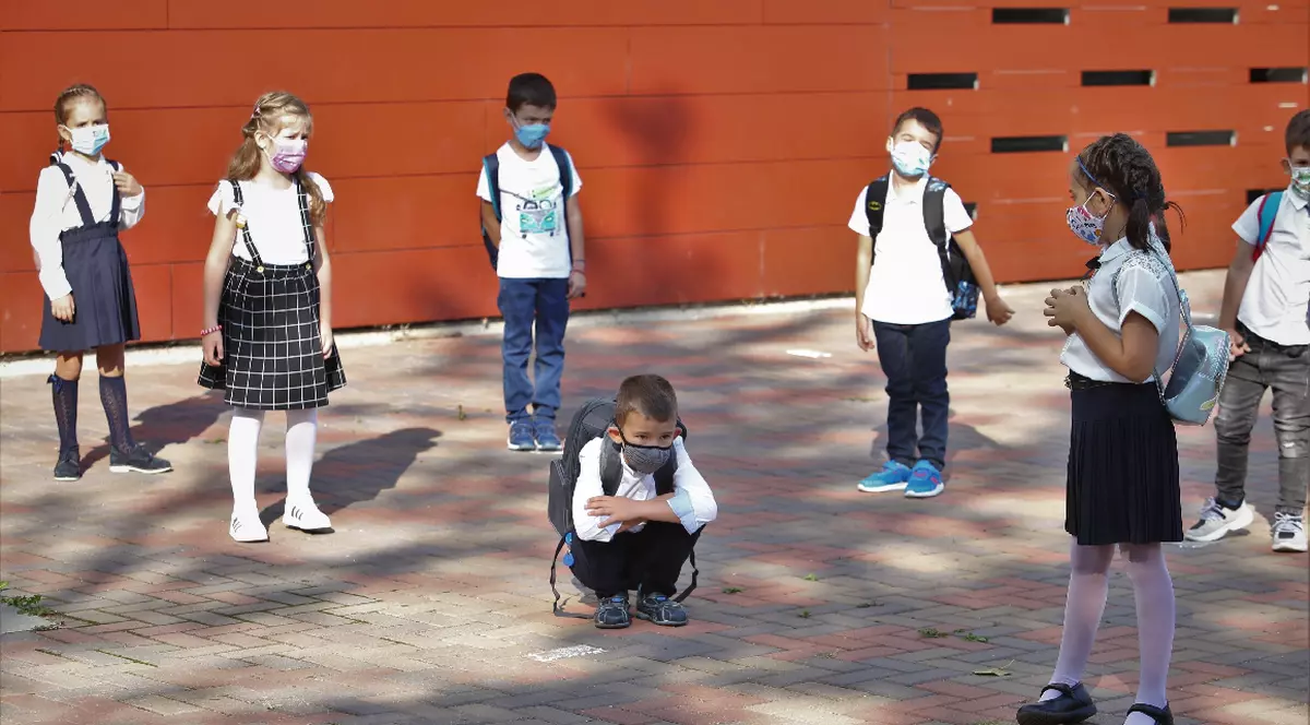 Ce au decis Italia, Germania și Marea Britanie privind redeschiderea școlilor. În Franța, elevii au revenit astăzi în clase