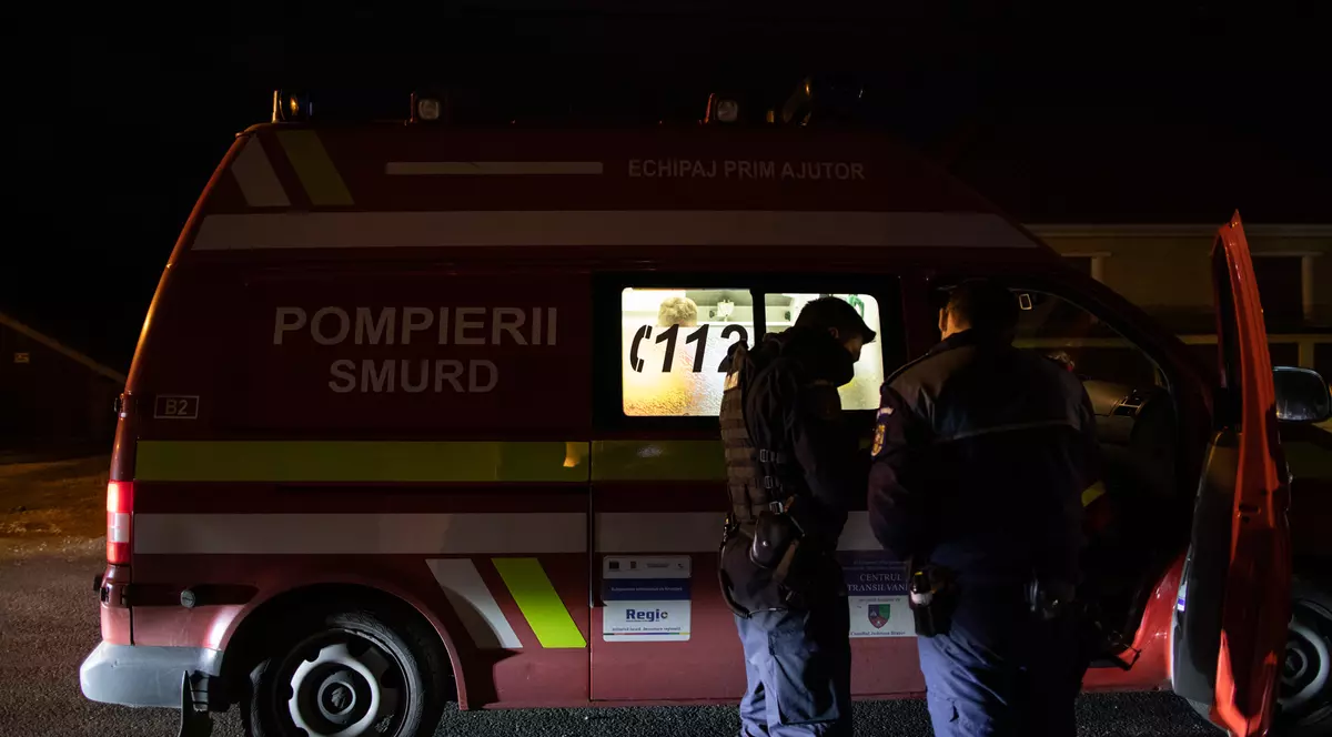 Unui tânăr i-a explodat o petardă în față și a fost rănit. Echipajul SMURD a intervenit imediat. Foto: Vlad Chirea