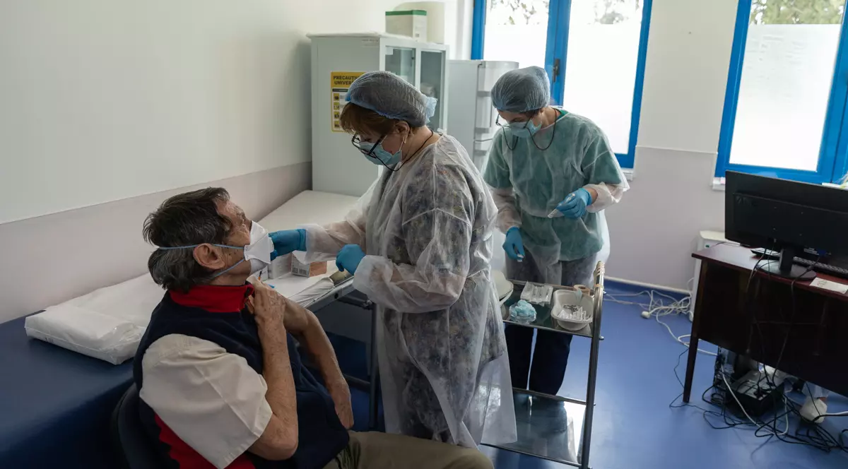 REPORTAJ. Cum decurge vaccinarea anti-Covid 19 în România ignorată. Eligibili pentru etapa a doua, vor prinde locuri în a treia