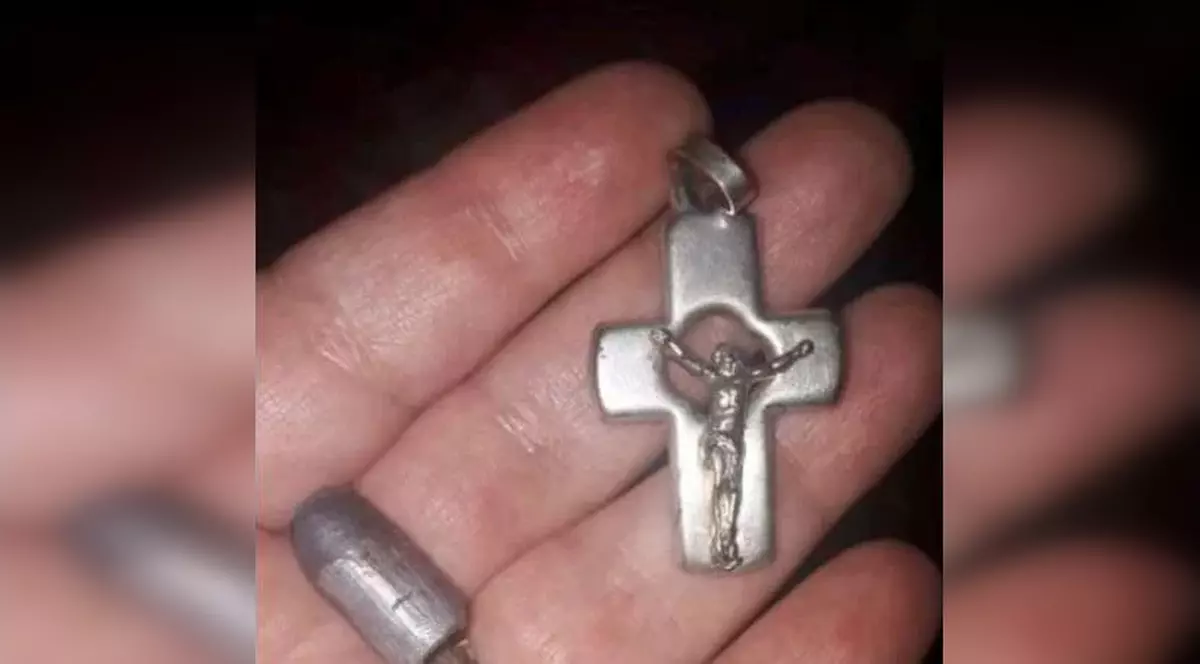 Un băiețel din Argentina a fost salvat ca prin miracol datorită colierului său cu crucifix, după ce a fost împușcat în pragul casei