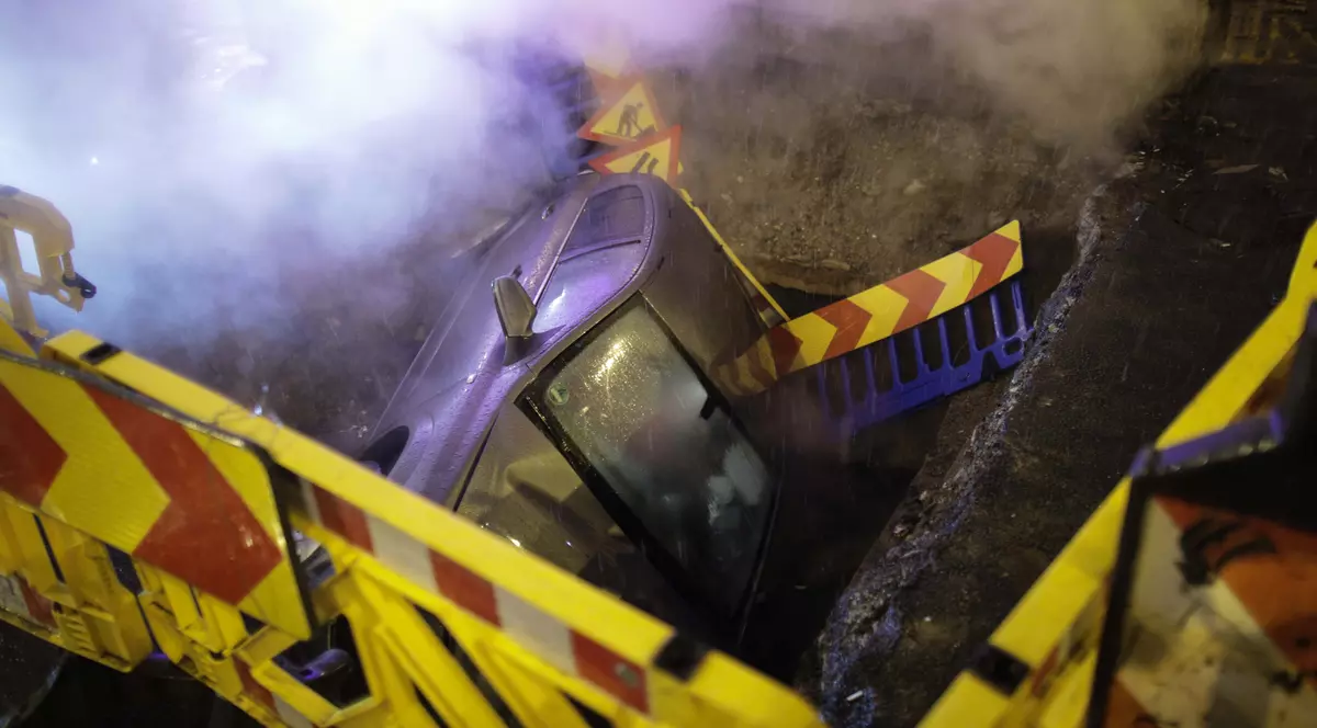 O tânără din București a căzut cu mașina într-o groapă săpată de RADET, din cauza aburilor