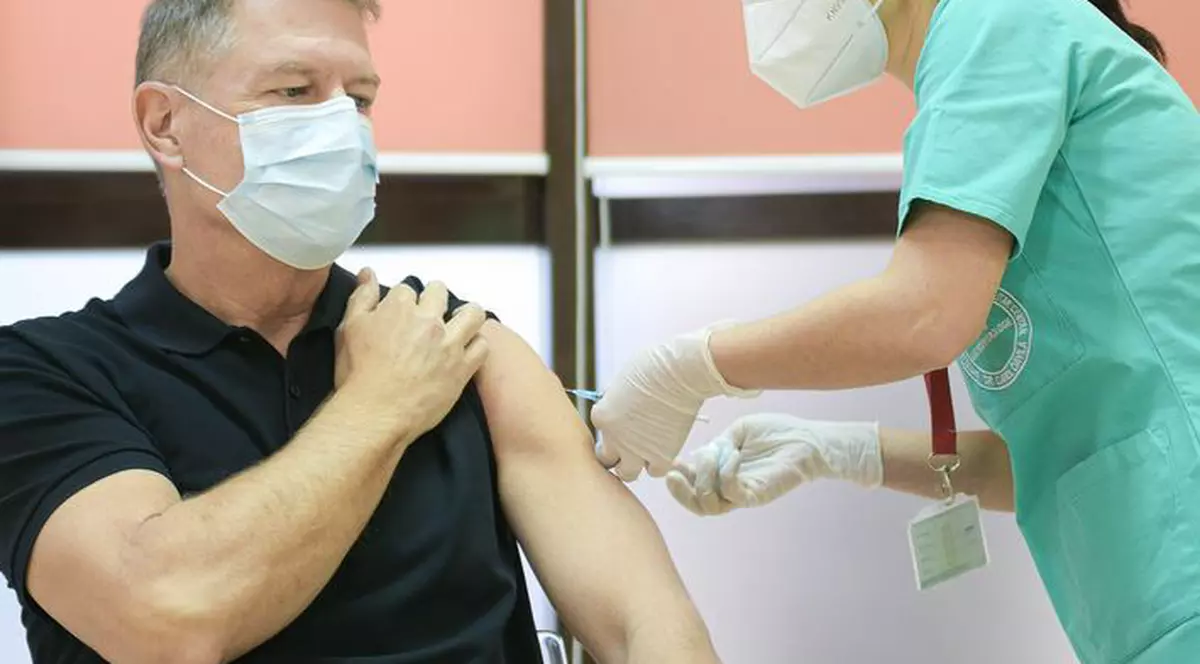 Cum a ajuns președintele Iohannis la forma fizică afișată la vaccinare: „Tenis, golf, schi și face exerciții fizice acasă, la niște aparate simple”