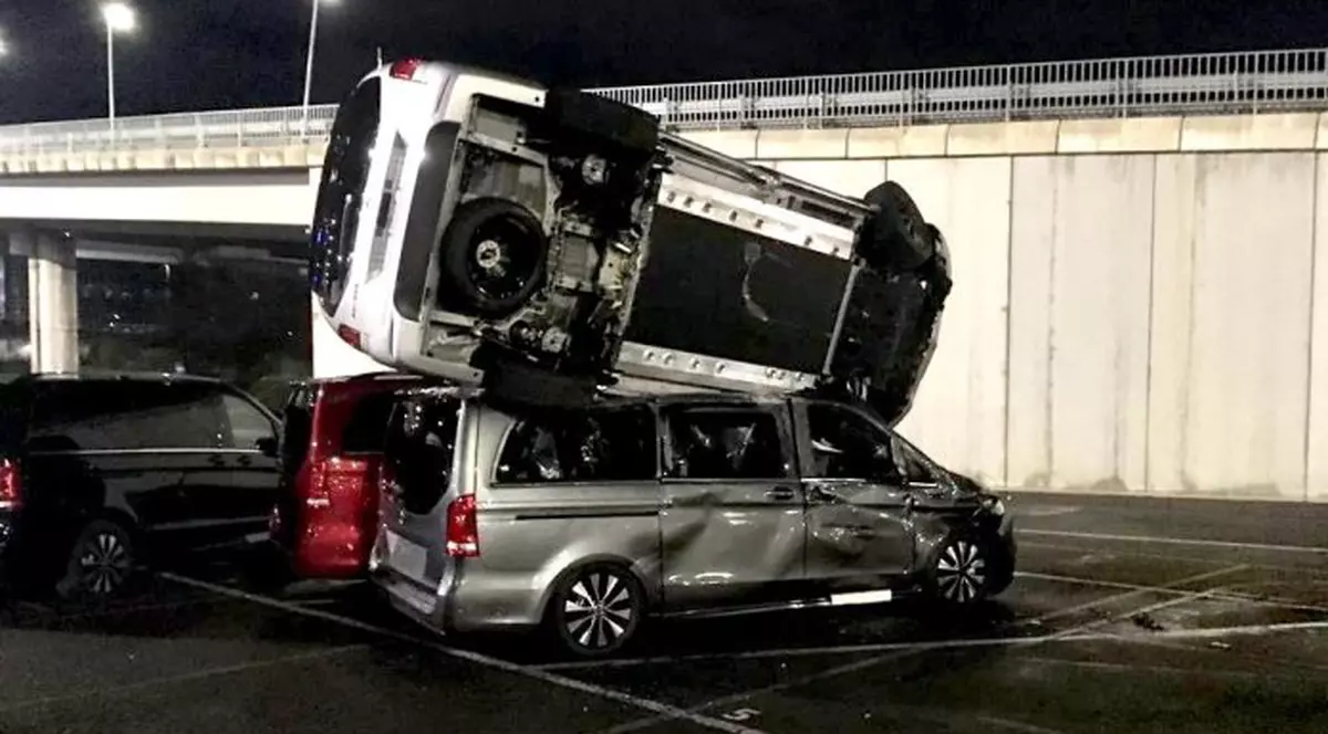 Un angajat concediat de la o fabrică Mercedes-Benz din Spania a distrus 69 de mașini de lux. Pagubă de peste 5 milioane de euro