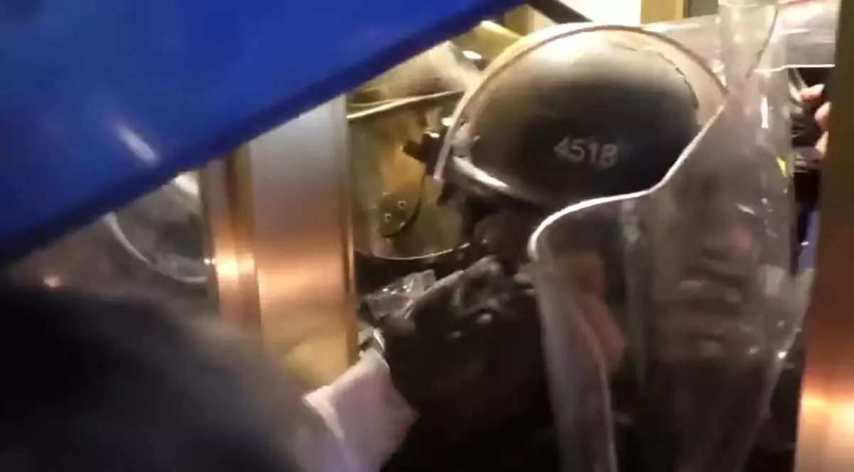 Nouă înregistrare cu violențele din Capitoliu. Un ofițer, prins între uși de protestatari