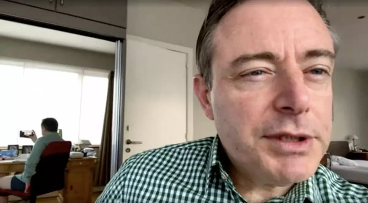 VIDEO | Primarul din Anvers, surprins fără pantaloni în timpul unui interviu online