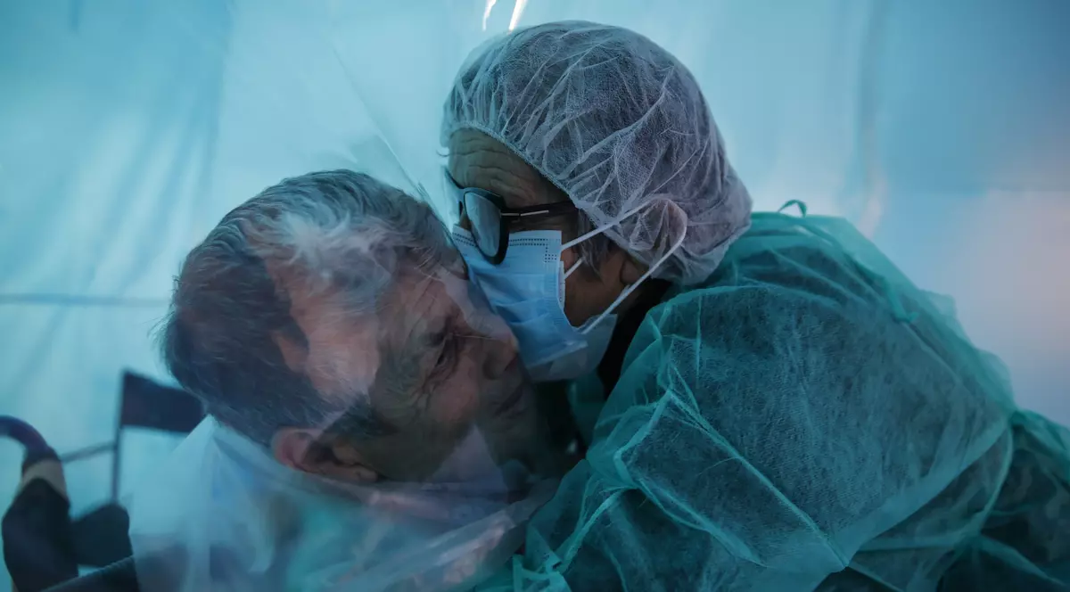 ”Camera pentru îmbrățișări”. Soluția inedită pentru vârstnicii izolați din Italia care vor să-i țină în brațe pe cei dragi