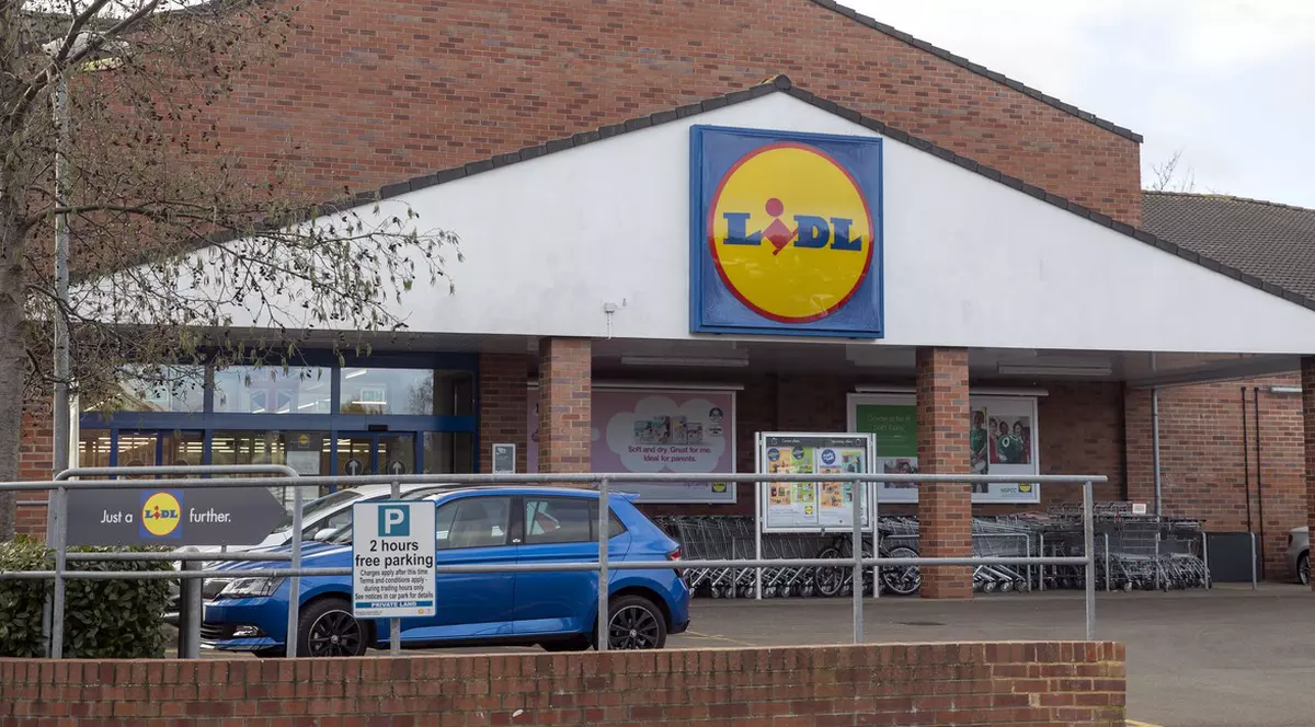 Un român a tras cu aspiratorul aproape 57.000 de euro din seiful unui magazin Lidl din Germania