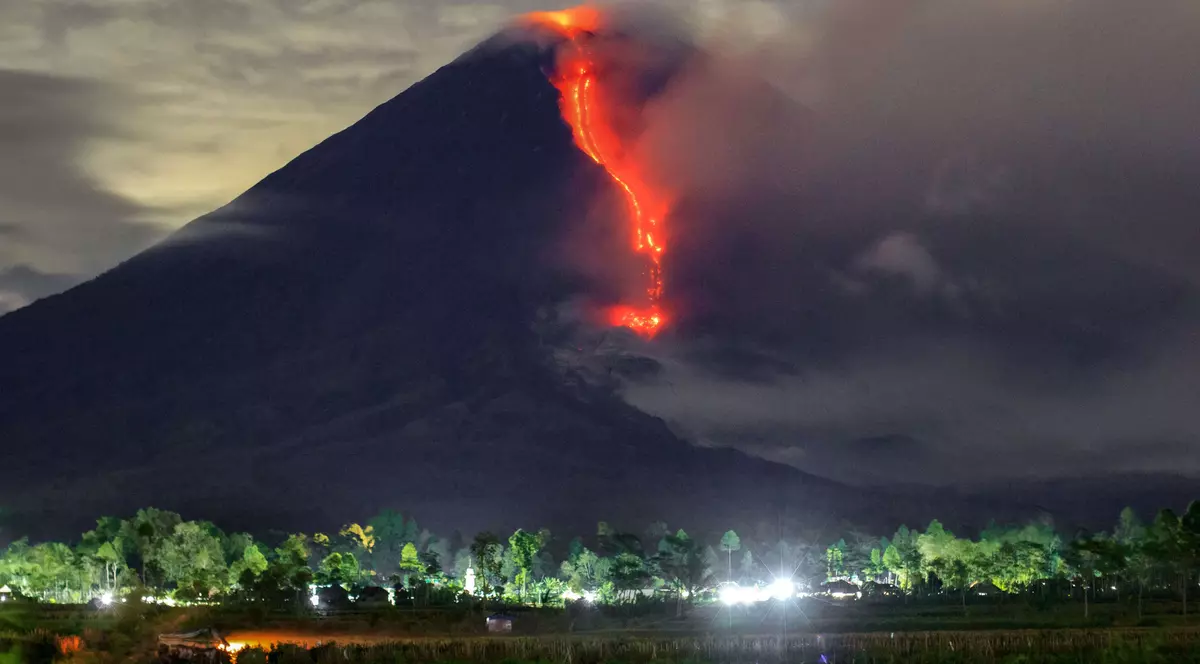 FOTO | Vulcanul Semeru din Indonezia a erupt. Coloane de fum și cenușă înalte de aproape 5,6 kilometri deasupra insulei Java