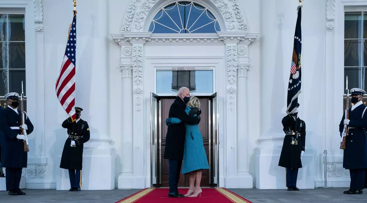Președintele Joe Biden și Prima Doamnă, Jill Biden, se îmbrățișează în momentul în care au ajuns la Casa Albă (Profimedia)