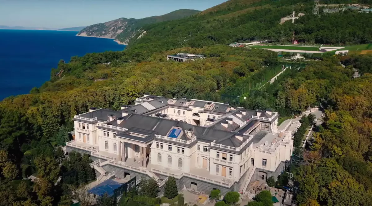 Un miliardar apropiat de Putin revendică palatul de la Marea Neagră, despre care Navalnîi a spus că e al președintelui rus