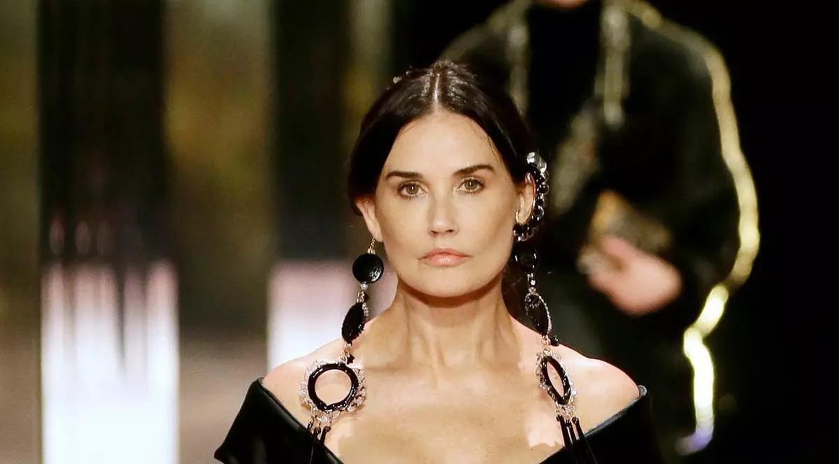 Demi Moore, criticată de admiratori după apariția la Paris Fashion Week: ”Ce ai făcut cu fața ta?”