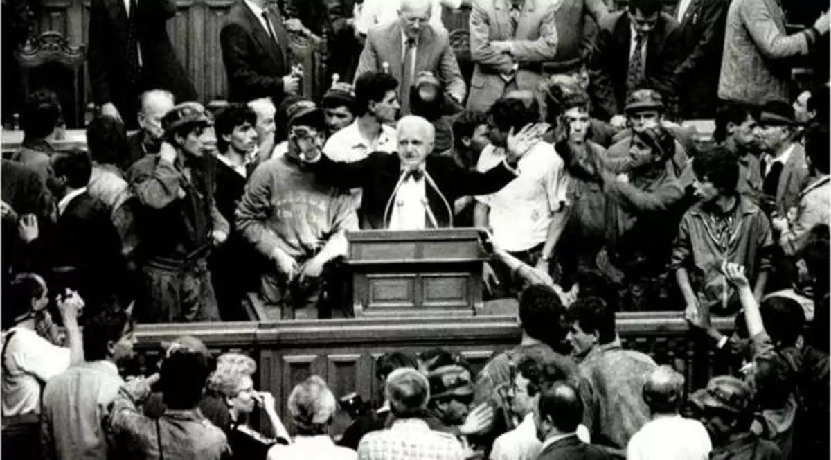 Ion Rațiu la tribuna Parlamentului în timpul mineriadei din 1991 (foto romanianculturalcentre.org.uk)