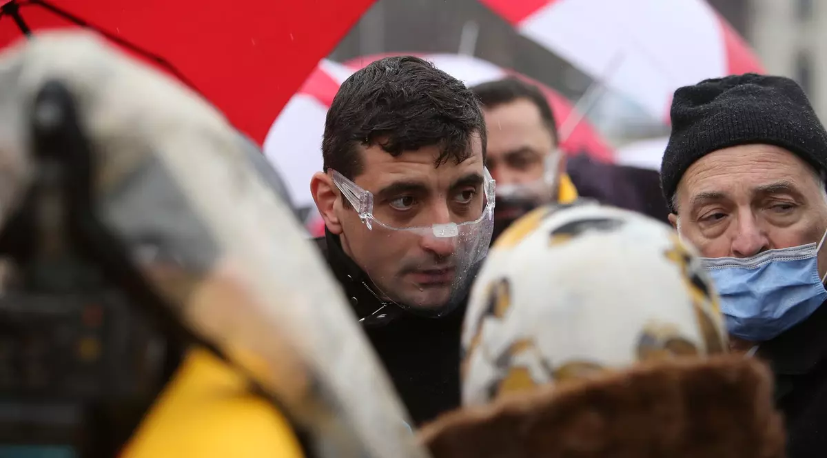 Liderul AUR, George Simion, prezent la mitingul Sanitas din Piața Victoriei: „Am venit să-i ascult. Nimeni de la Guvern nu a binevoit să o facă”