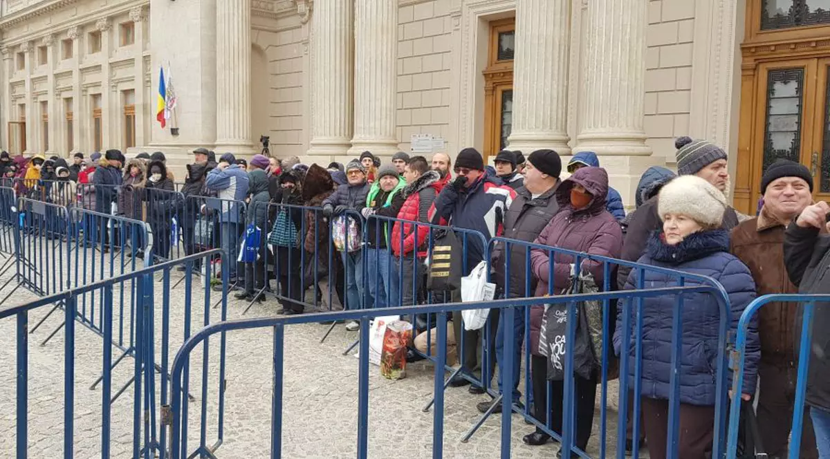 VIDEO Slujba de Bobotează din Iași, ținută pe modelul pelerinajului de Sfânta Parascheva: mască obligatorie și credincioși distanțați cu garduri