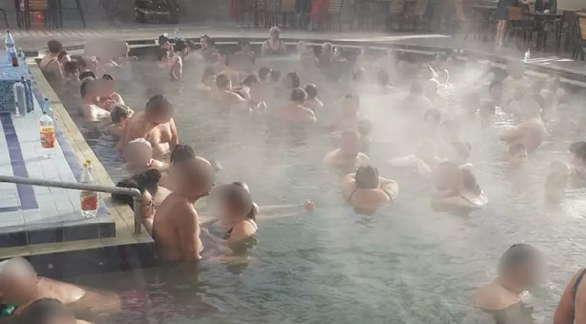 Înghesuială într-un ştrand termal din Satu Mare. Zeci de persoane, în aceeași piscină