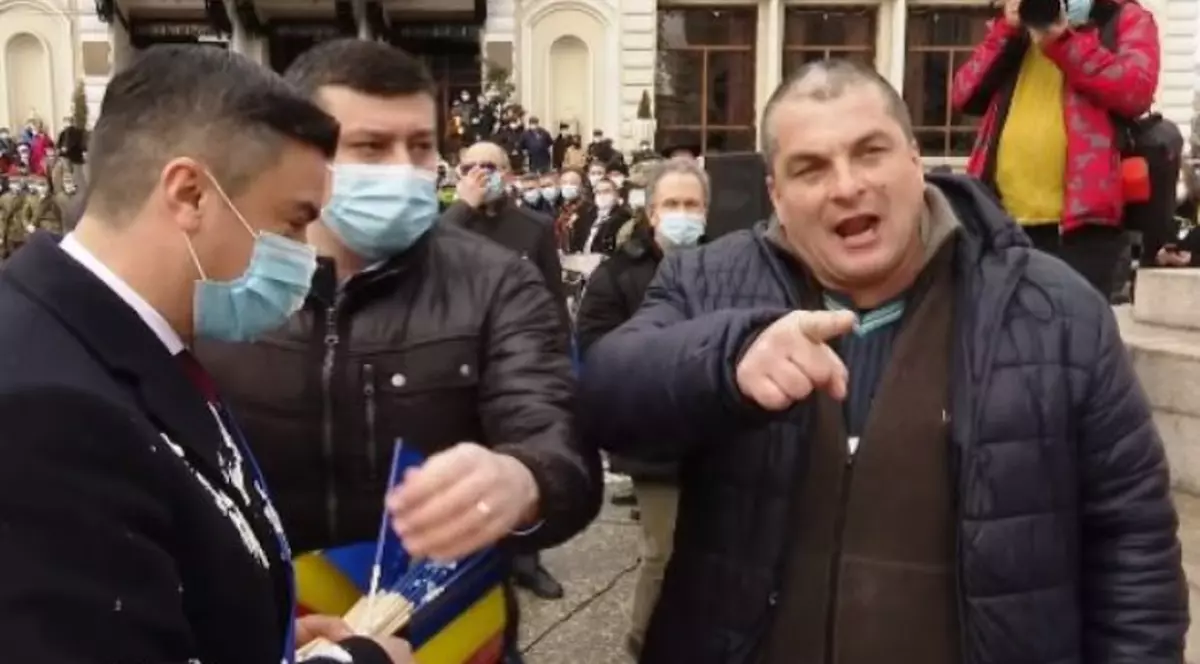 Cine este bărbatul care l-a atacat cu iaurt pe primarul Mihai Chirica