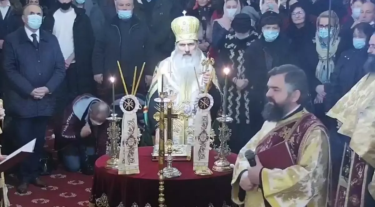 ÎPS Teodosie a ignorat iar restricţiile şi a ţinut o slujbă la miezul nopţii cu zeci de credincioşi