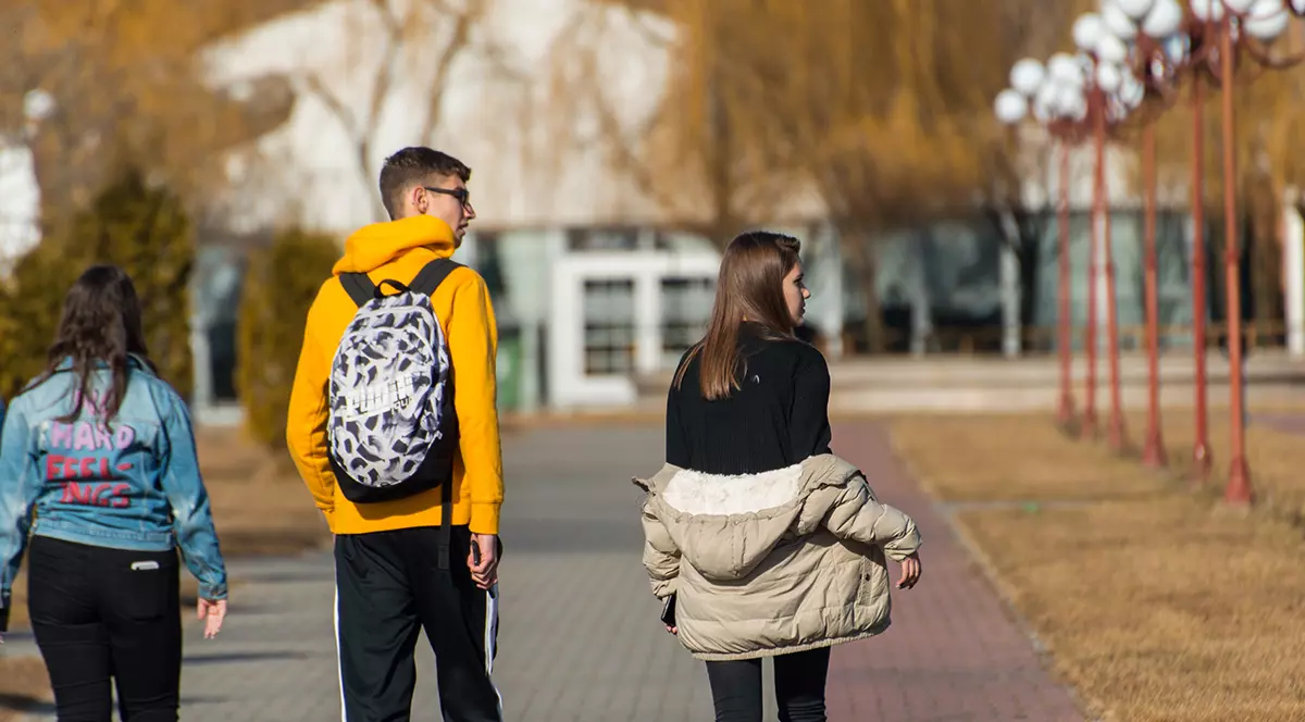 Tinerii, principalii vectori de transmitere ai noilor tulpini de COVID