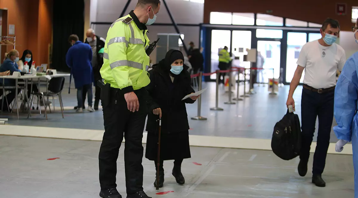 Oameni trimiși acasă de la vaccinare pentru că nu s-au programat online, în Brașov. Ce spun autoritățile