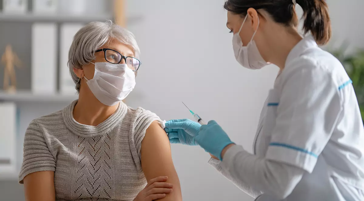 Statististică în 12 judeţe: Bătrânii din centrele rezidenţiale de stat vor să se vaccineze anti-COVID, angajații nu prea