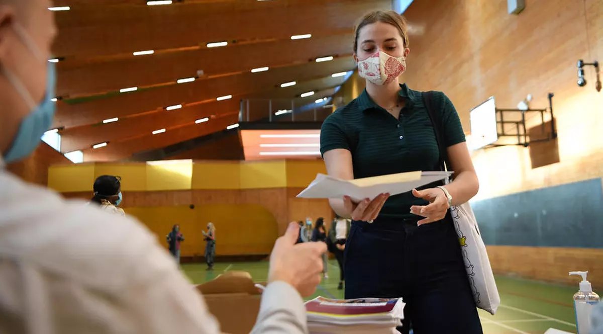 Educația în lume: În Anglia, studenții cer scăderea taxelor de studiu, în China, o profesoară construiește zeci de școli