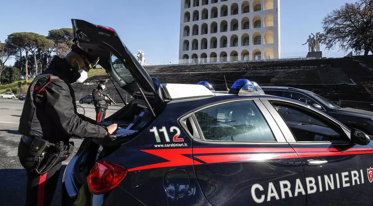 Un hoț român care a jefuit un magazin de parfumuri din Italia a fost prins pentru că și-a uitat telefonul mobil pe un raft