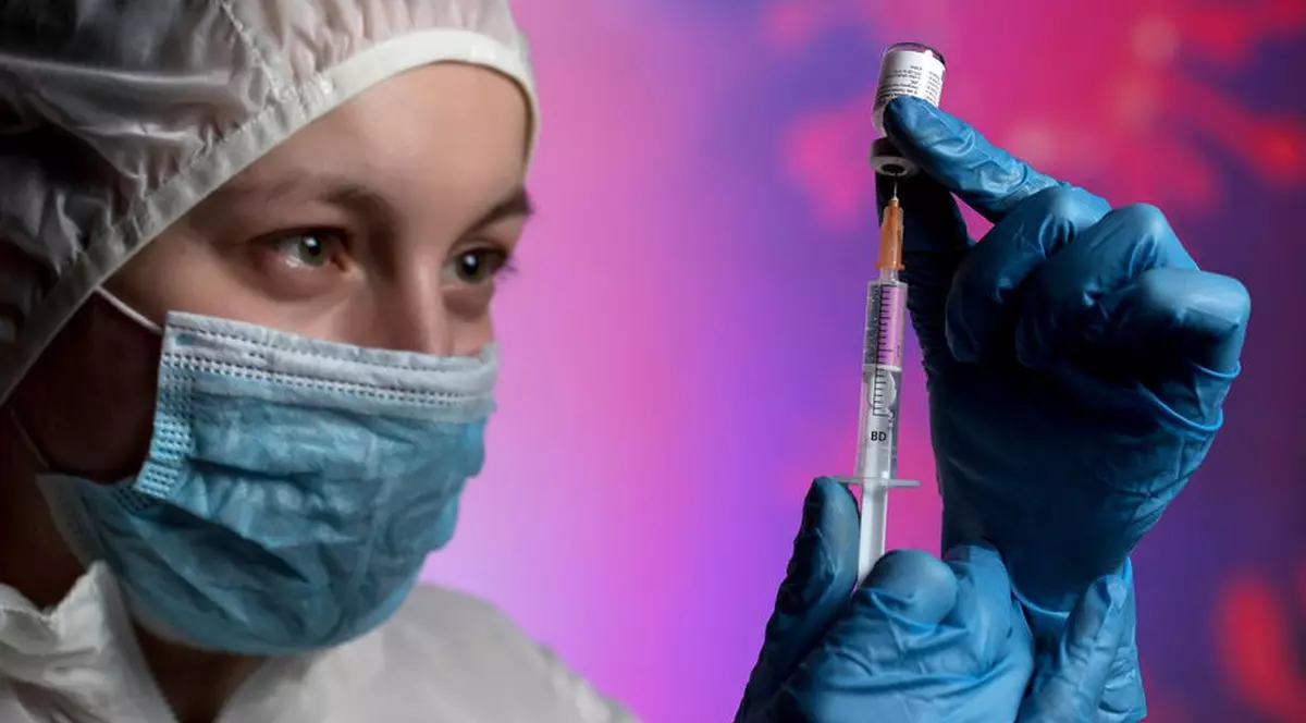 „Purtați-vă ca și cum nu v-ați vaccinat”. Sfaturile experților pentru perioada dintre prima doză de ser și rapel