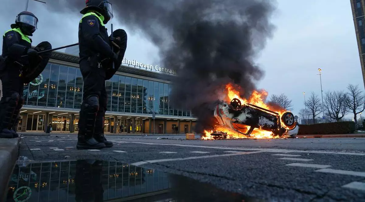 Proteste violente în mai multe orașe din Olanda, față de restricții. Manifestanții au incendiat un centru de vaccinare