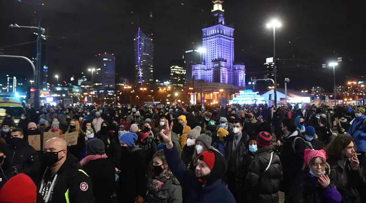 Proteste în Polonia, după anunțul privind intrarea în vigoare a interzicerii avorturilor