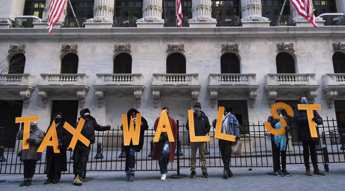 Cum a fost posibilă răscoala de pe Wall Street și lecțiile acțiunii civice care i-a îngenuncheat pe baronii de la bursă