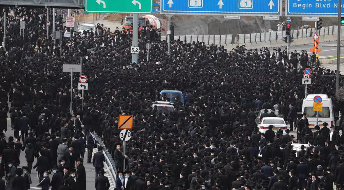 Străzile din Ierusalim, pline de mii de evrei ultrareligioși. Aglomerație la funeraliile unui rabin răpus de COVID, în timp ce Israel e în carantină