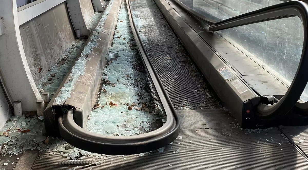 Imagini incredibile cu trotuarul rulant de la Gara de Nord inaugurat pe vremea lui Sorin Oprescu. Cum s-a ales praful de 2,5 milioane de euro