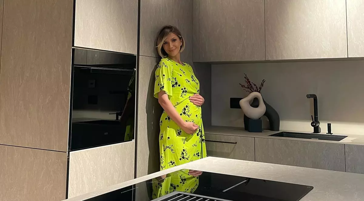 Cum arată Adela Popescu însărcinată în 20 de săptămâni. Vedeta își menține în continuare silueta. „Le-am trimis prietenelor mele update la ‘situație’”