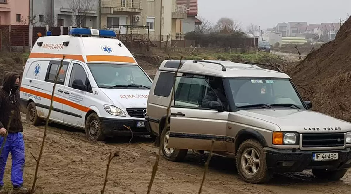 Ambulanță blocată în noroi, în cartierul Henri Coandă din București. SABIF: „Am redirecționat altă salvare, a ajuns în 5 minute”