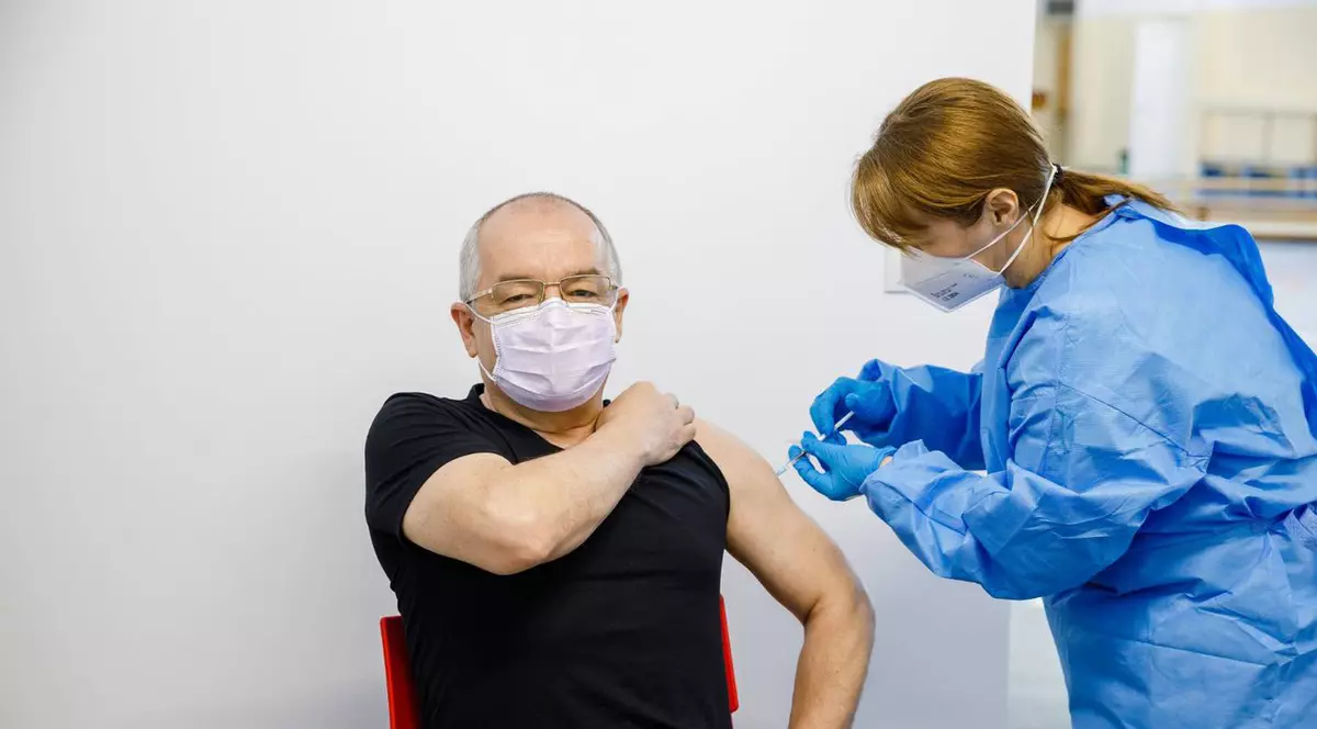 Emil Boc s-a vaccinat împotriva COVID cu AstraZeneca: „Totul ok. Recomand tuturor să se vaccineze”