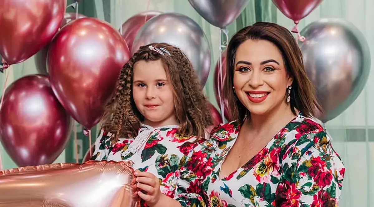 Oana Roman și Marius Elisei, împreună de ziua fiicei lor, la două zile după divorț. Imagini cu familia completă. „Ceva ce nu se poate rupe”