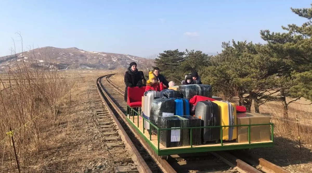 Diplomații ruși, nevoiți să împingă o drezină pentru a ieși din Coreea de Nord. „A trebuit să găsim căruciorul, să-l punem pe șine, să urcăm bagajele și copiii”