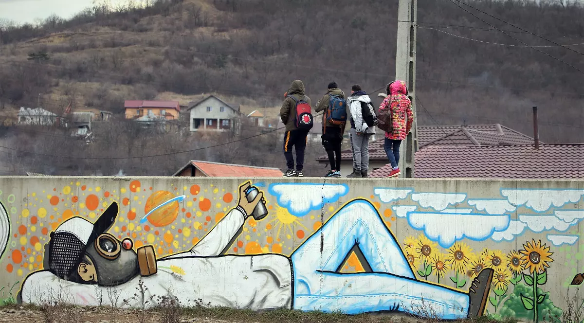 Cum se face școală online în comunitatea de la groapa de gunoi Pata-Rât, județul Cluj: „Unde mănânci, unde te culci, acolo înveți”