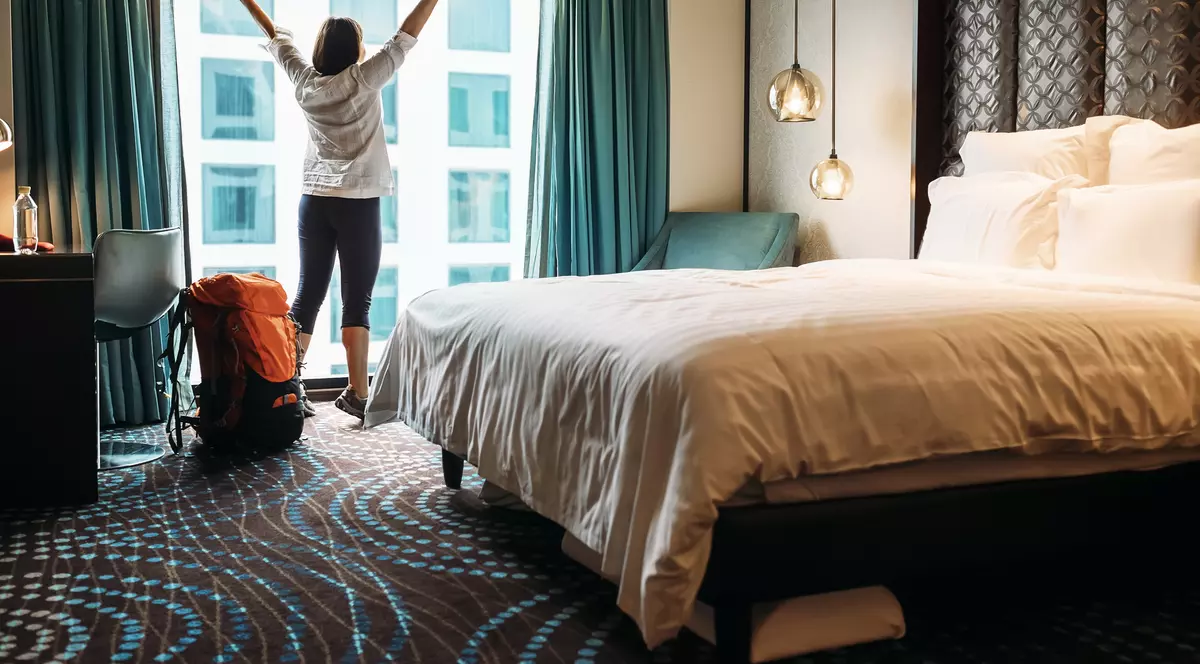 Sondaj cu final neașteptat: aproape jumătate din americani și britanici ar renunța la job și la sex pentru un an, ca să poată călători din nou