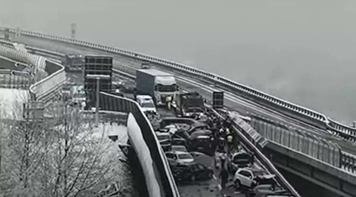 VIDEO | Doi morți și zeci de răniți în Italia, după ce 25 de mașini s-au ciocnit pe o autostradă