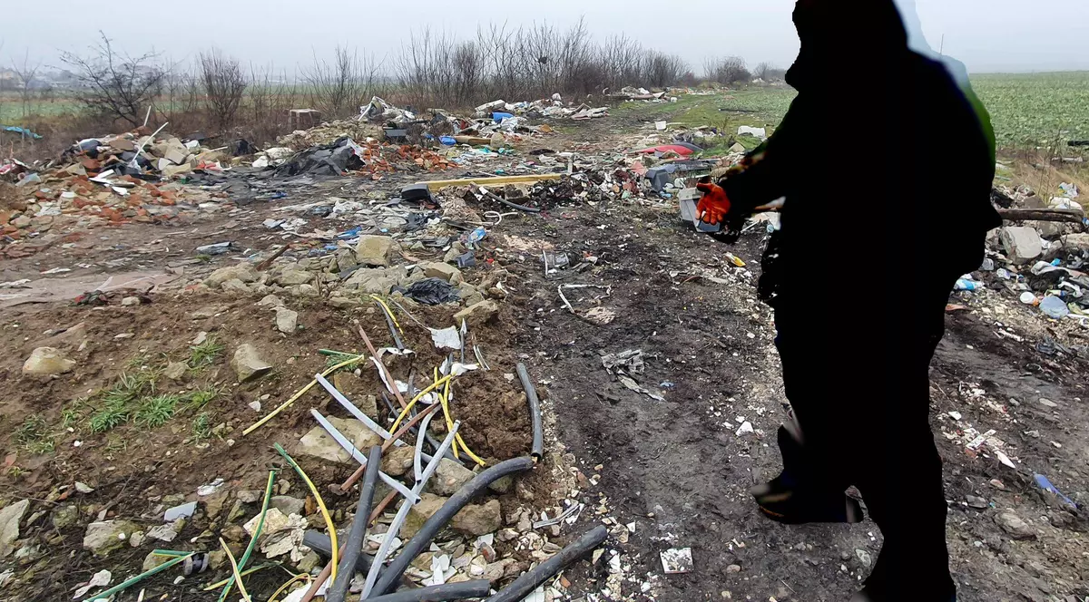 Disperați că deșeurile din Ilfov nu au fost ridicate după control, localnicii apelează la muncitorii de pe câmp. „Ne roagă să luăm numerele mașinilor care aruncă gunoaie”