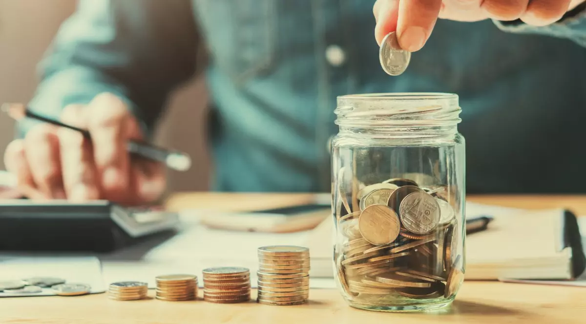 Să economisesc sau să cheltuiesc? Cum îți influențează decizia revenirea surprinzătoare a economiei românești pe final de an (Publicitate)