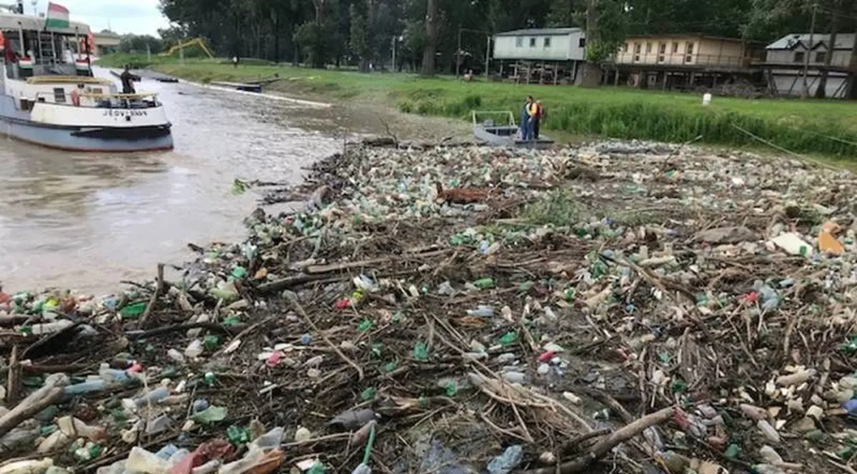 Oficiali maghiari acuză România și Ucraina că trimit „covoare” de deşeuri de plastic în Ungaria