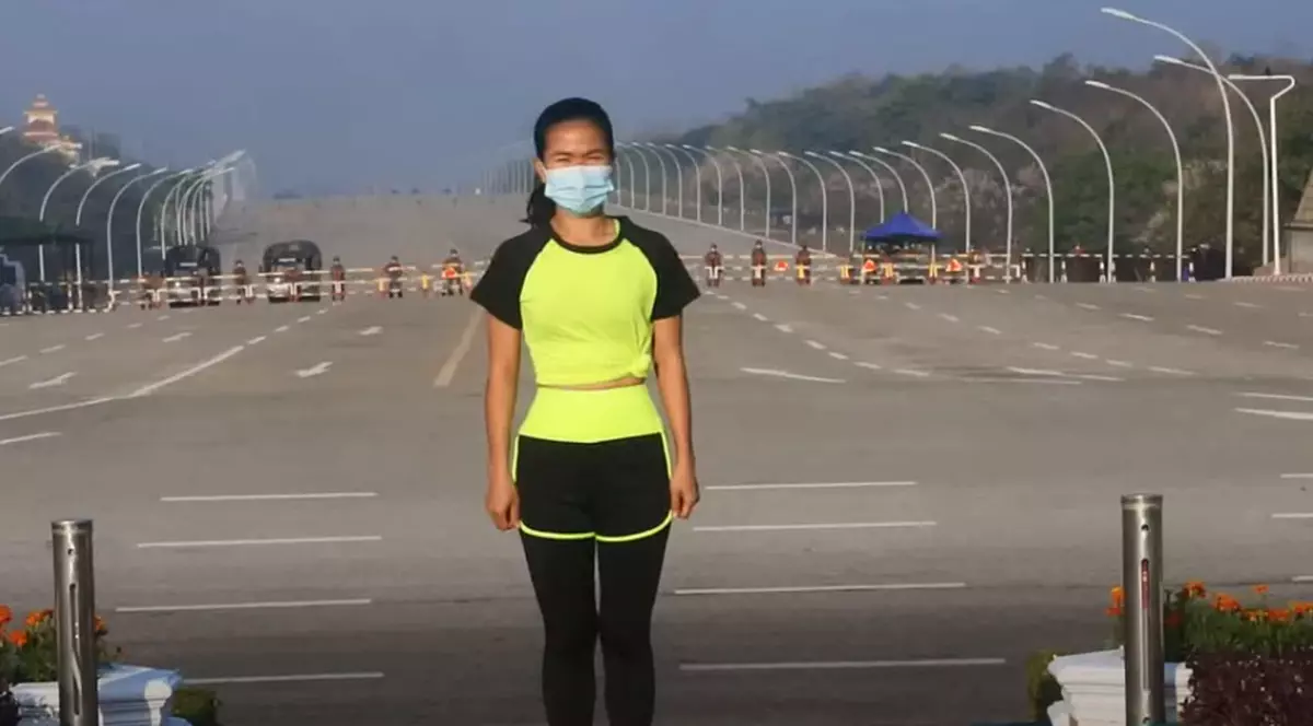 Imagini virale de la lovitura de stat din Myanmar. O tânără dansează în timp ce armata se pregătește să preia puterea