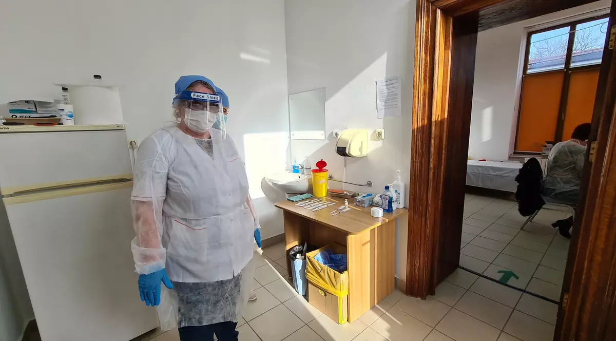 Speranță, nerăbdare, dar și îndoială. Profesorii și personalul din învățământ se vaccinează la Iași: „Trebuie să avem încredere în știință”