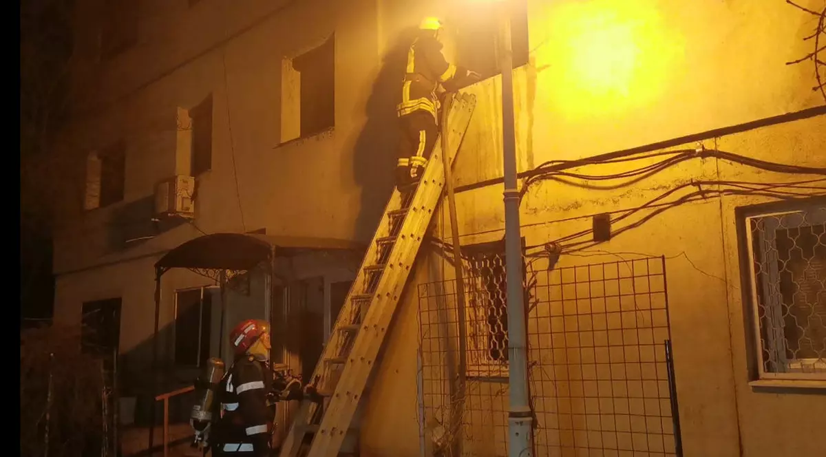 Incendiu puternic într-un bloc din Galați. 20 de persoane, printre care și doi copii, au fost evacuate din imobil